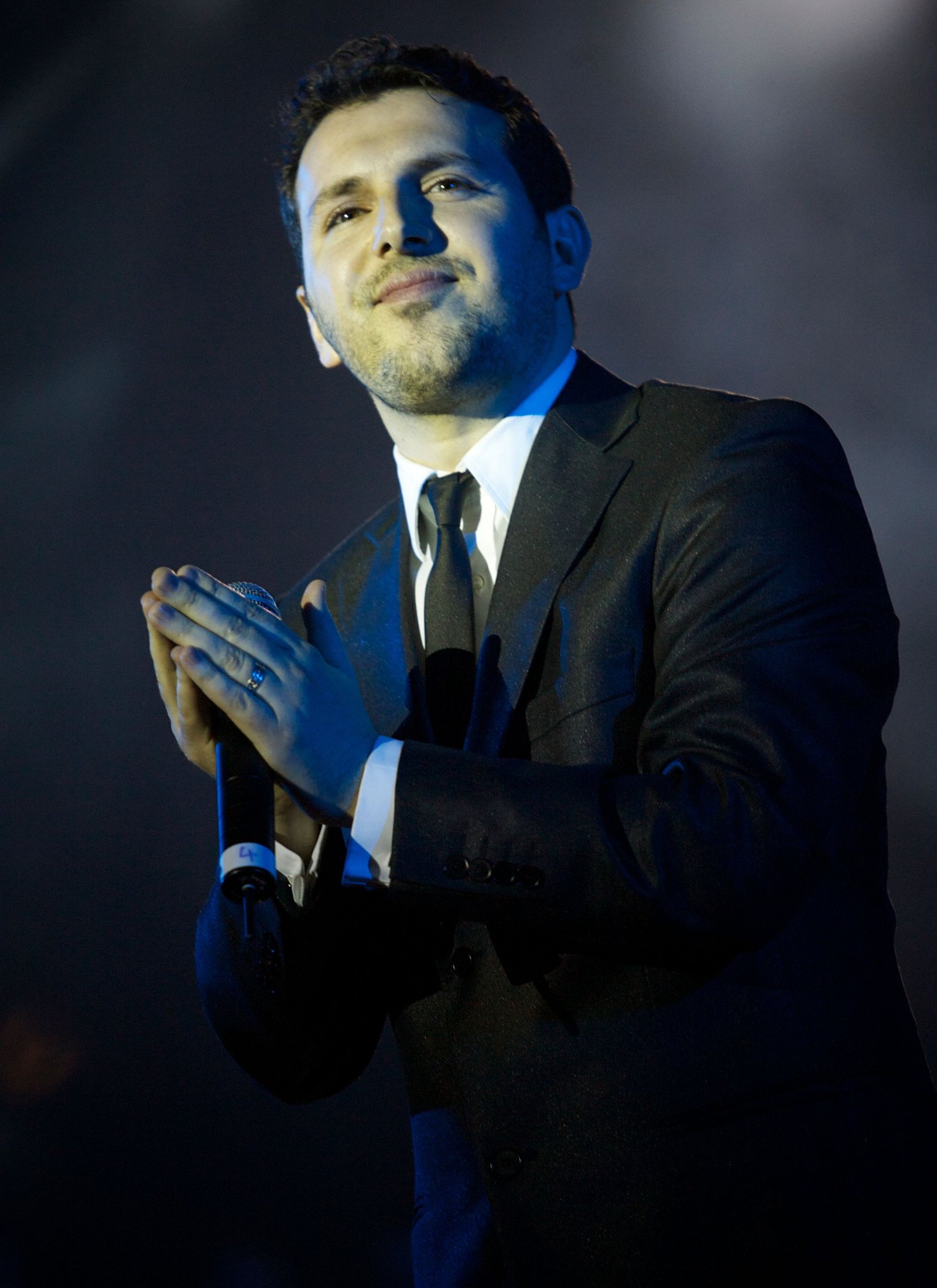 Mesut Kurtis performing at the Apollo Theatre, London